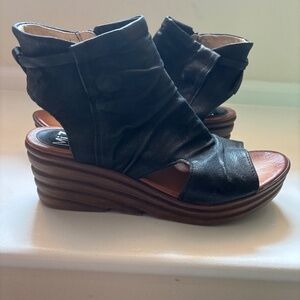 MizMooz sandals sz 10